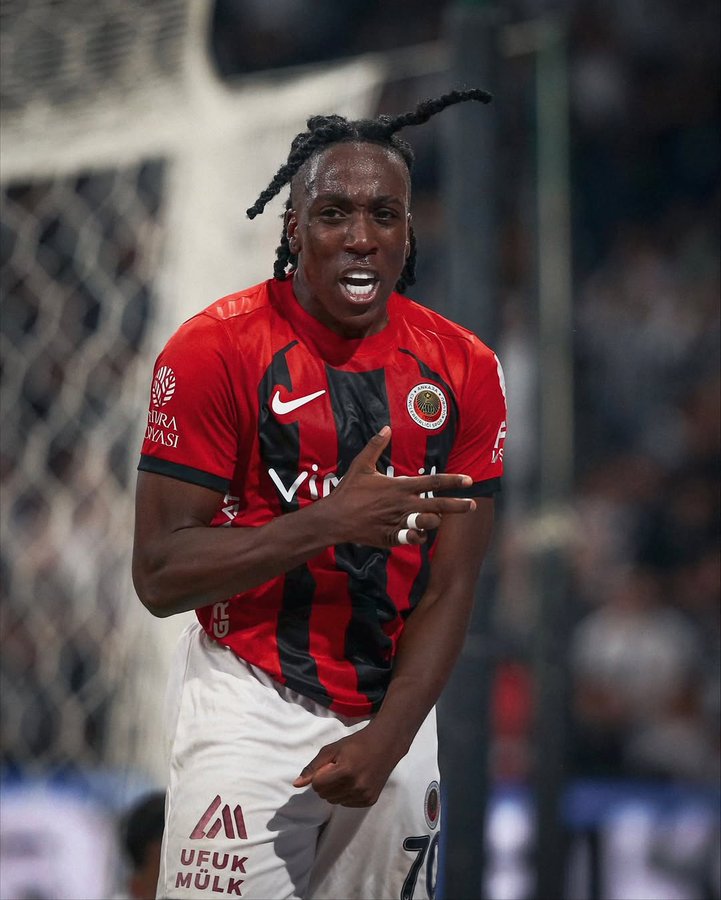 yetkinermayda's tweet photo. Tongya Antalya'ya gitti !

Gençlerbirliği'nde Rubin Kazan'ın istediği Tongya için pazarlıklar sürüyor.

Gençlerbirliği'ne bedelsiz transfer olan Tongya'nın bonservisinde Salernitana'nın yüzde 30'luk payı bulunuyor. 

Bu pay Gençlerbirliği'nin kasasına girecek payın düşük olmasına neden olacak.

Gençlerbirliği bu nedenle alacağı ücreti arttırmak için yoğun çaba harcıyor.

Tongya her ihtimale karşı Rubin Kazan'ın belirlediği bir hastanede sağlık kontrolünden geçmek için Antalya'ya gitti.

Tongya yarın Ankara'ya dönecek.

Görüşmelerin sürdüğü ve bonservis ücretinde anlaşma sağlanması halinde İtalyan futbolcunun Rubin Kazan ile sözleşme imzalayacağı ifade edildi.