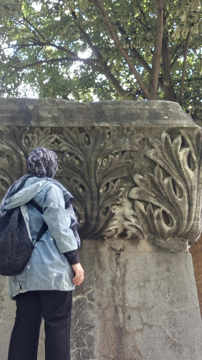 ozgul__onder's tweet photo. Acanthus, ilkçağdan beri başta Roma ve Bizans olmak üzere, çeşitli çevrelerin sanatına yoğun şekilde girmiş bir bitkidir. Az veya çok stilize acanthus yaprakları, korint ve kompozit sütun başlıklarının ayrılmaz bir parçasıdır.
🔸️
07092026
Topkapı Sarayı https://t.co/9mTuoQdA78