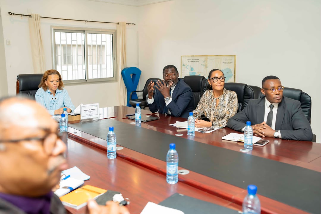 OMS_GABON's tweet photo. Protéger chaque enfant, c’est garantir un avenir en bonne santé. 🧒🏾💉

Avec la Ministre de la Santé, @OMS, @UNICEF, @AfricaCDC et @UNFPA ont validé un plan d’urgence de 4 mois pour renforcer la couverture vaccinale au Gabon

🎯 Cap sur la mobilisation des ressources pour l'action https://t.co/qLG2aPmU7e