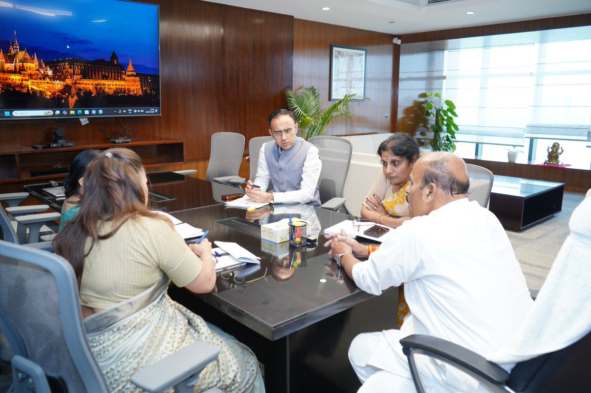 Drvirendrakum13's tweet photo. नई दिल्ली के नेताजी नगर स्थित अपने कार्यालय कक्ष में आज सामाजिक न्याय और अधिकारिता मंत्रालय के दिव्यांगजन सशक्तिकरण विभाग द्वारा संचालित पर्पल फेयर्स के विस्तार विषयक समीक्षा बैठक में प्रतिभाग किया।
         
वरिष्ठ अधिकारियों को स्मरण करवाया कि पर्पल फेयर न केवल दिव्यांग बंधु भगिनी की प्रतिभा और समावेशिता के उत्सव हैं बल्कि ये सामाजिक धारणा में एक बड़े बदलाव के भी साक्षी हैं। दिव्यांगता से आगे इनमें क्षमता, कौशल, योगदान और उद्यमिता को प्रोत्साहन व मान्यता मिलती है।
           
विभाग के संबंधित अधिकारियों को देशभर में पर्पल फेयर के विस्तार और इनको गंभीरतापूर्वक एवं संवेदना के साथ क्रियान्वित करने के निर्देश दिए।

@socialpwds