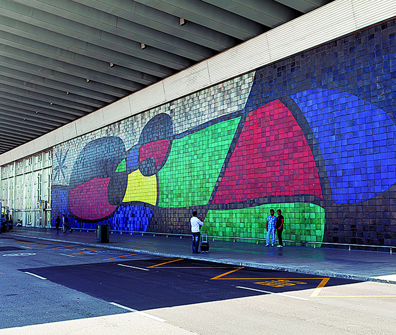 Terra_Futur's tweet photo. @JoanOliu Pel qui no sàpiga la història:
👉El Mosaic de la Rambla, el de l'Aeroport i la Dona i l'Ocell del parc de Joan Miró formen part d'un regal de Joan miró a Barcelona.
👉La idea era donar la benvinguda als que venen per aire (Aeroport). Mar (Rambla) i terra (Parc de Joan Miro) https://t.co/TclNwvXov1