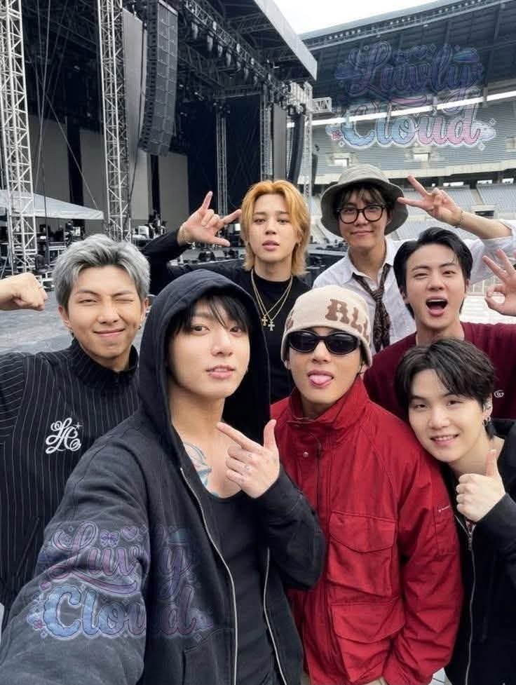 jungkoo_gukkk67's tweet photo. Who would you choose to carry you home when you’re tired? 🥺

A) Jin
B) SUGA
C) J-Hope
D) RM
E) Jimin
F) V
G) Jungkook https://t.co/2yNXBrPyhE