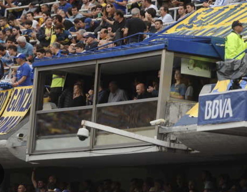 diegobranca's tweet photo. BOCA 

Dejen de llevarle al socio información malintencionada.

1- Esta gestión tiene SUPERÁVIT. Otro año más. 15.000M
Tan mal no cuida las finanzas!!!
(Pese a que no dejaron de hacer obras y más obras)

2- se olvidan un detalle: en 2024 JRR retiró los palcos: Presidencial (lo usaban a discreción y eso si era un escándalo 🤦🏻‍♂️) y oficial (dirigentes VIP) para darle una mejor ubicación a decenas de vitalicios (72+ para ser precisos)

No se acordaban no? O lo omiten intencionalmente?  (Adjunto foto por si lo olvidan)

3- Palcos: uno es de ROMÁN. Está pago. El otro, el Club dispuso usarlo para ídolos, leyendas y autoridades. 

Las leyendas son historia del Club y merecen su lugar. 
Maradona es una de ellas (palco cedido de por vida) y Riquelme es otra (además Presidente)