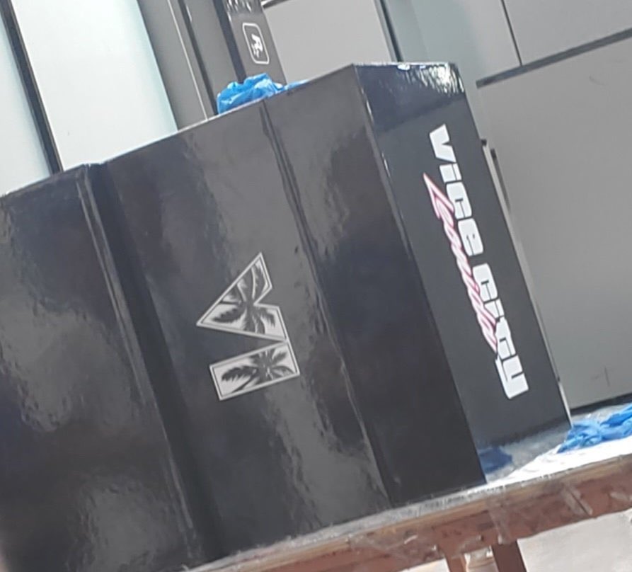 TheGameVerse's tweet photo. GTA VI is rumoured to be getting a Collector’s Edition 👀

A person claiming to have worked on its packaging for months says the box is massive, even bigger than a PS5 box, and might include a physical disc.

Pic via @Alexi0982

(Take this with a grain of salt) https://t.co/nEJFm3yqHE