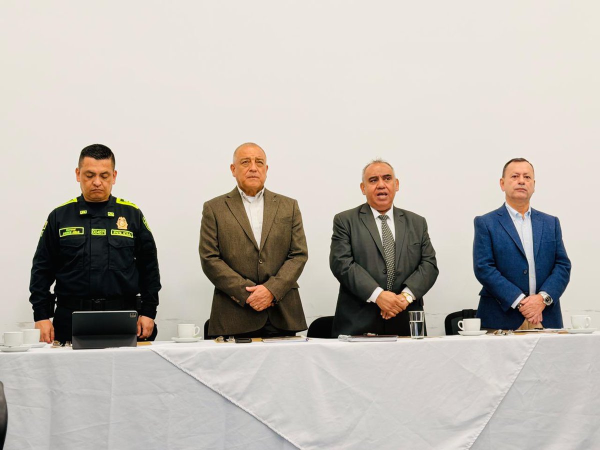 SecGobCundi's tweet photo. 🚨20 bandas delincuenciales han sido desarticuladas en Cundinamarca. En Consejo de Seguridad analizamos junto a Policía, Ejército, Fuerza Aérea y Fiscalía cómo operan estas estructuras para focalizar nuestras capacidades y seguir cerrándoles espacios. #CundinamarcaSegura https://t.co/HPrbL3ScDU