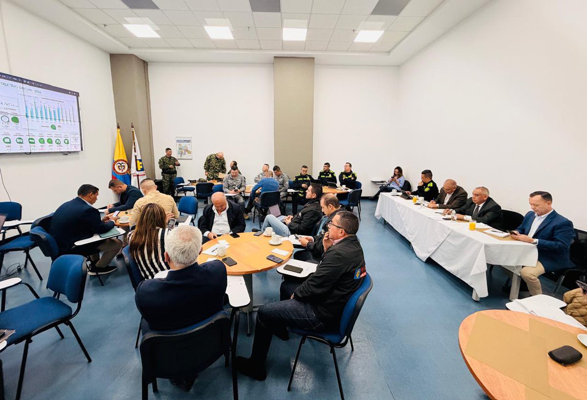 SecGobCundi's tweet photo. 🚨20 bandas delincuenciales han sido desarticuladas en Cundinamarca. En Consejo de Seguridad analizamos junto a Policía, Ejército, Fuerza Aérea y Fiscalía cómo operan estas estructuras para focalizar nuestras capacidades y seguir cerrándoles espacios. #CundinamarcaSegura https://t.co/HPrbL3ScDU