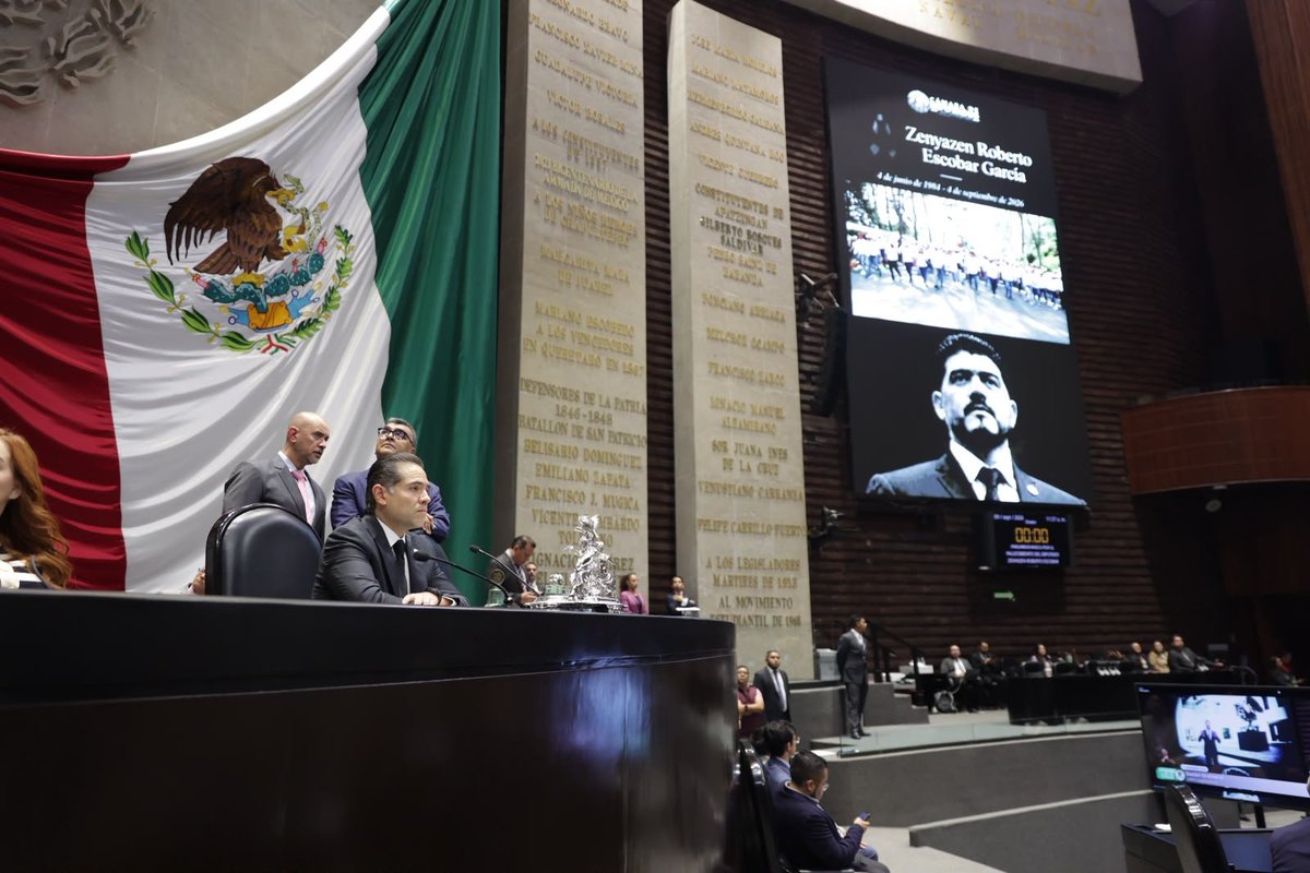 RaulBCCue's tweet photo. En el Pleno de la Cámara de @Mx_Diputados recibimos a los familiares y amigos de nuestro compañero, el diputado Zenyazen Roberto Escobar García. Expresamos nuestro pesar por su irreparable pérdida. https://t.co/IyuiDv7SHu