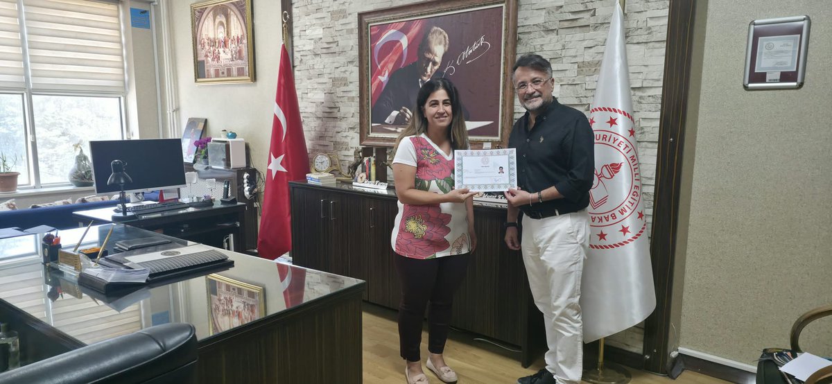 HumayunMahmut's tweet photo. Valilik Makamınca "ödül" ile taltif edilen öğretmenlerimize belgeleri okul müdürümüz Bayram Murat KURŞUN tarafından takdim edildi. Tebrik eder başarılarının devamını dileriz. https://t.co/RoJKy4SZ5m