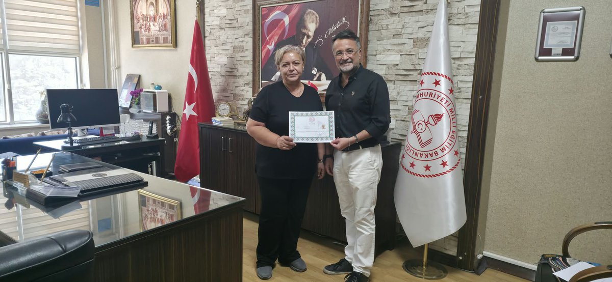 HumayunMahmut's tweet photo. Valilik Makamınca "ödül" ile taltif edilen öğretmenlerimize belgeleri okul müdürümüz Bayram Murat KURŞUN tarafından takdim edildi. Tebrik eder başarılarının devamını dileriz. https://t.co/RoJKy4SZ5m