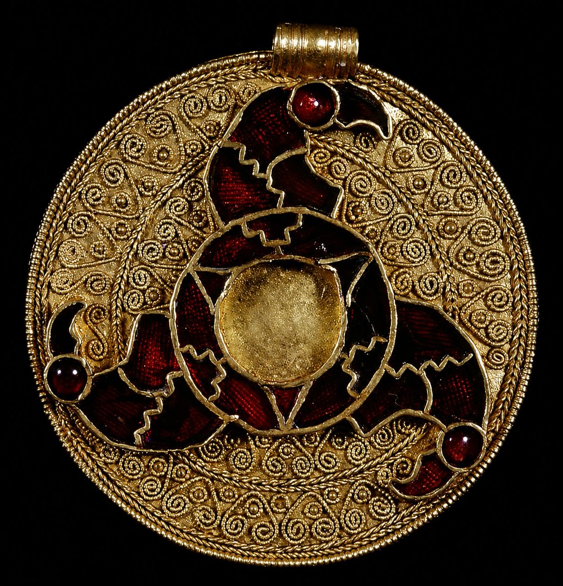 bob_brooke's tweet photo. #English #railroad workers discovered an extraordinary #AngloSaxon pendant, dating to the #7thcentury, in #Kent, #England. Learn more at
https://t.co/RiXXOCfqNT https://t.co/F0RJXtMsQj