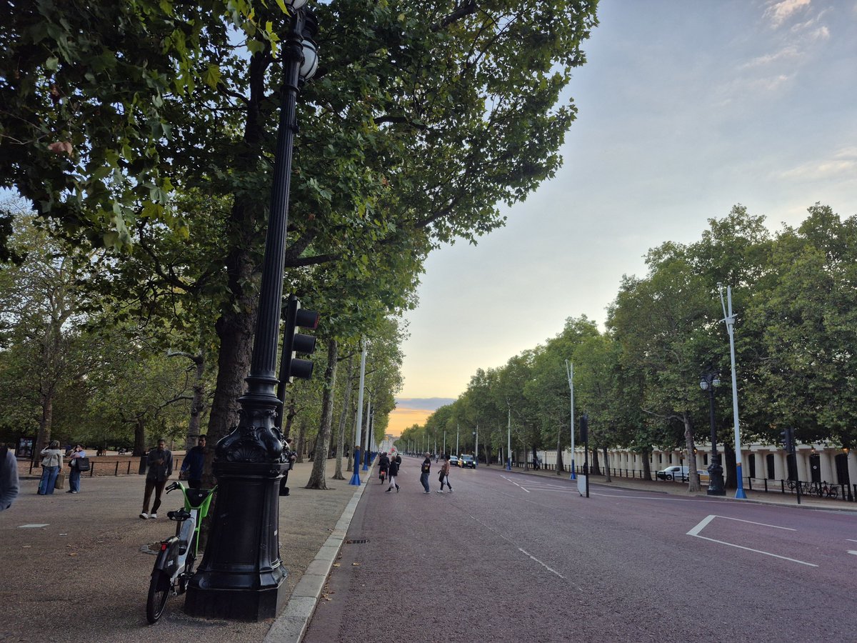 RobynPeel04's tweet photo. After a busy day in our capital city, it's time to head home. Of course, a quick picture or three of the golden sunset helps.
Lots accomplished today. More to do tomorrow. 
Have a wonderful evening. https://t.co/WQpxGp0EiE
