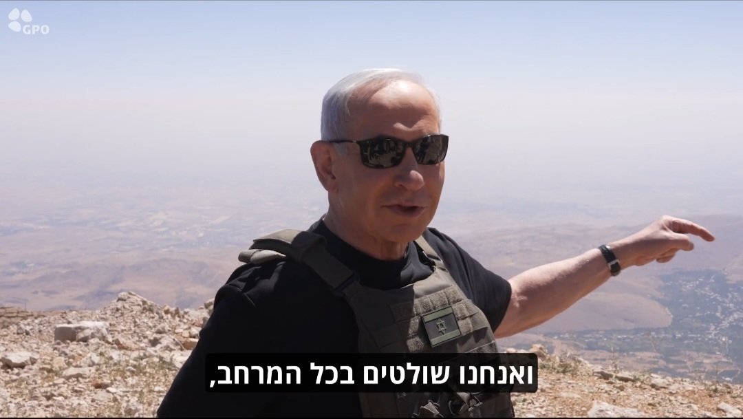 IsraelPersian's tweet photo. کار اصلی شکست دادن رژیم تروریستی جمهوری اسلامی است. ما بسیار به آن نزدیک هستیم.

نخست وزیر نتانیاهو امروز به همراه وزیر دفاع و معاون رئیس ستاد ارتش از کوه هرمون در سوریه بازدید کرد.

نخست وزیر:

«در آستانه سال نوعبری، ما در بالای کوه هرمون هستیم. ما کل منطقه را از کوه هرمون تا یرموک و از آنجا تا دریای مدیترانه کنترل می‌کنیم، کنترلی مطلق که قبلاً هرگز دیده نشده است.

ما به هیچ ارتش تروریستی اجازه نخواهیم داد که در مرز ما مستقر شود، و این یکی از دستاوردهای بزرگی است که در جنگ رستاخیز به آن دست یافته‌ایم.

و از این قله‌ها، کارهای بیشتری برای انجام دادن وجود دارد - کار اصلی شکست دادن رژیم تروریستی ایران است. ما بسیار به آن نزدیک هستیم. ما می‌دانیم که در نهایت کل محور سقوط خواهد کرد. ما متعهد به انجام این کار هستیم و آن را انجام خواهیم داد.

سال نو مبارکی را برای شما شهروندان اسرائیل و برای سربازان قهرمانمان که در اینجا کار می‌کنند، آرزو می‌کنم.»