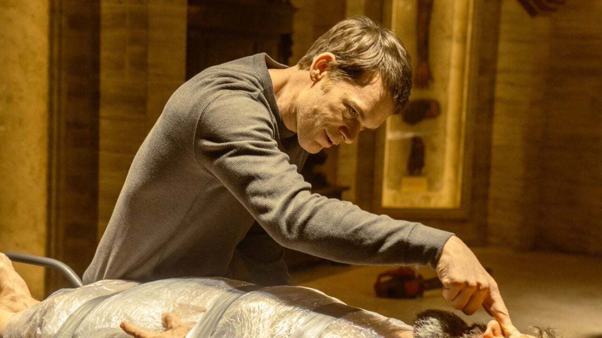 allocine's tweet photo. Surprise : la saison 2 de cette série culte notée 4,4 sur 5 revient déjà le mois prochain et se dévoile en images ! https://t.co/iGSLanMYK7 https://t.co/6M9JAuFHQC