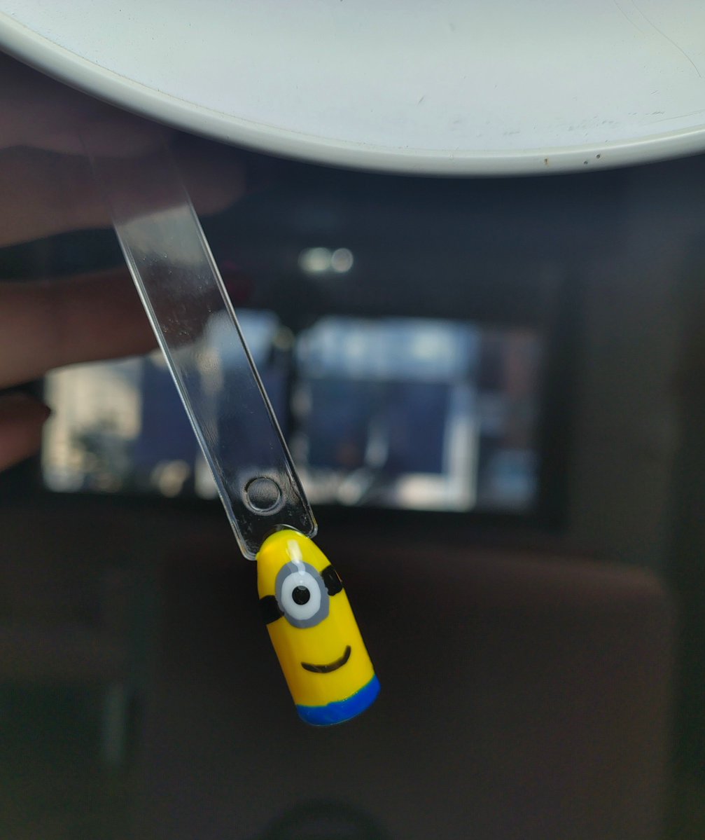 77jjuana's tweet photo. amiga por qué no presumiste la uña de minion que te hice acaso no te gustó?? 😢😢 https://t.co/oYj1nrSBin