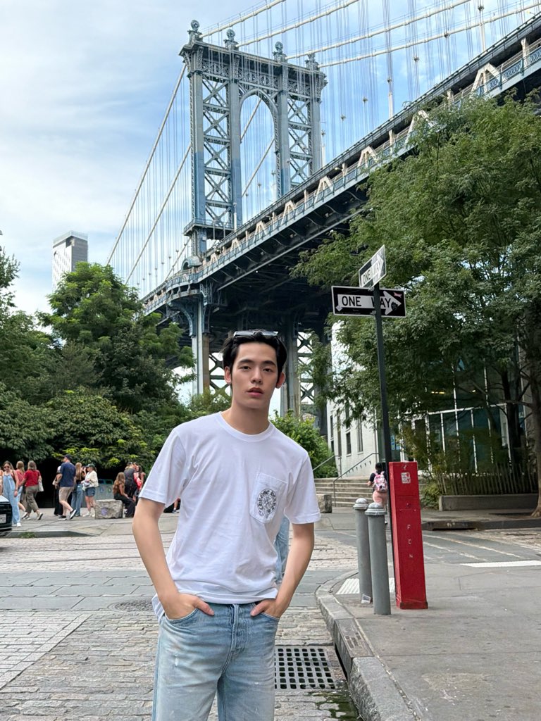 porsuppakarn's tweet photo. to be young and in love in nyc #Porsuppakarn https://t.co/6hDkUhu7zp