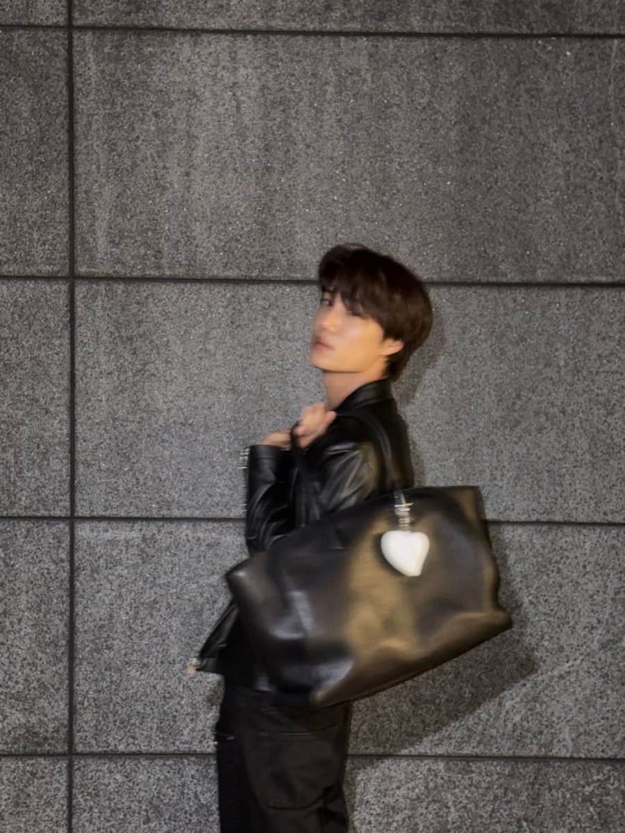 mmmhkai's tweet photo. more zkdlin posts like this pls #카이버블 https://t.co/8y1p6Qttwh