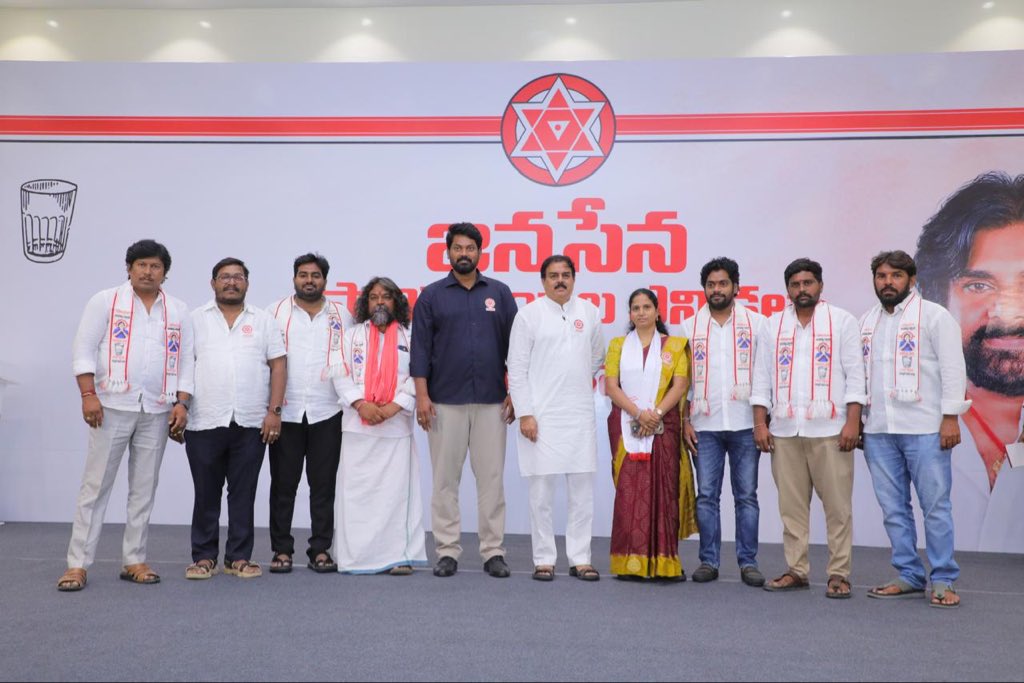 BhaskarYanamala's tweet photo. ఈరోజు మంగళగిరి @JanaSenaParty కేంద్ర కార్యాలయంలో జరిగిన Ap స్థానిక ఎన్నికల సమావేశానికి హాజరై

నంద్యాల జిల్లా స్థానిక ఎన్నికల కోఆర్డినేటర్‌గా బాధ్యతలు స్వీకరించి నంద్యాల జిల్లాలోని స్థానిక నాయకులను కలిసి ఎన్నికల కార్యాచరణ, సమన్వయం మరియు భవిష్యత్ కార్యక్రమాలపై చర్చించడం జరిగింది. https://t.co/PWci9S8yI0