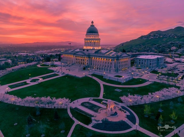 AddisonDJenkins's tweet photo. "look at all this manufactured stuff you can get in other cities" - guy who's never been to SLC :/ https://t.co/UsfAvYcpCx