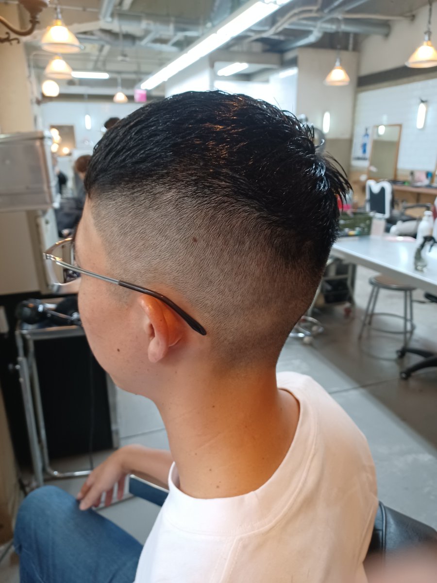 oremichi_kmsk27's tweet photo. ちなみに「長江英和ヘアーにしたい！」と思っている同士諸君は、理髪店で「クロップスタイルのスキンフェード、バリカン0.5ミリで！」とオーダーすると、長江英和ヘアーになれます。
ファン歴18年目にしてようやく辿り着きました。

これであなたも長江英和！()←は？ https://t.co/4X9DWPZlP1
