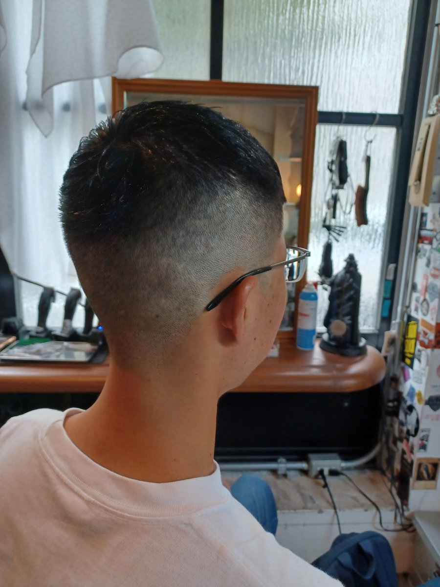 oremichi_kmsk27's tweet photo. ちなみに「長江英和ヘアーにしたい！」と思っている同士諸君は、理髪店で「クロップスタイルのスキンフェード、バリカン0.5ミリで！」とオーダーすると、長江英和ヘアーになれます。
ファン歴18年目にしてようやく辿り着きました。

これであなたも長江英和！()←は？ https://t.co/4X9DWPZlP1