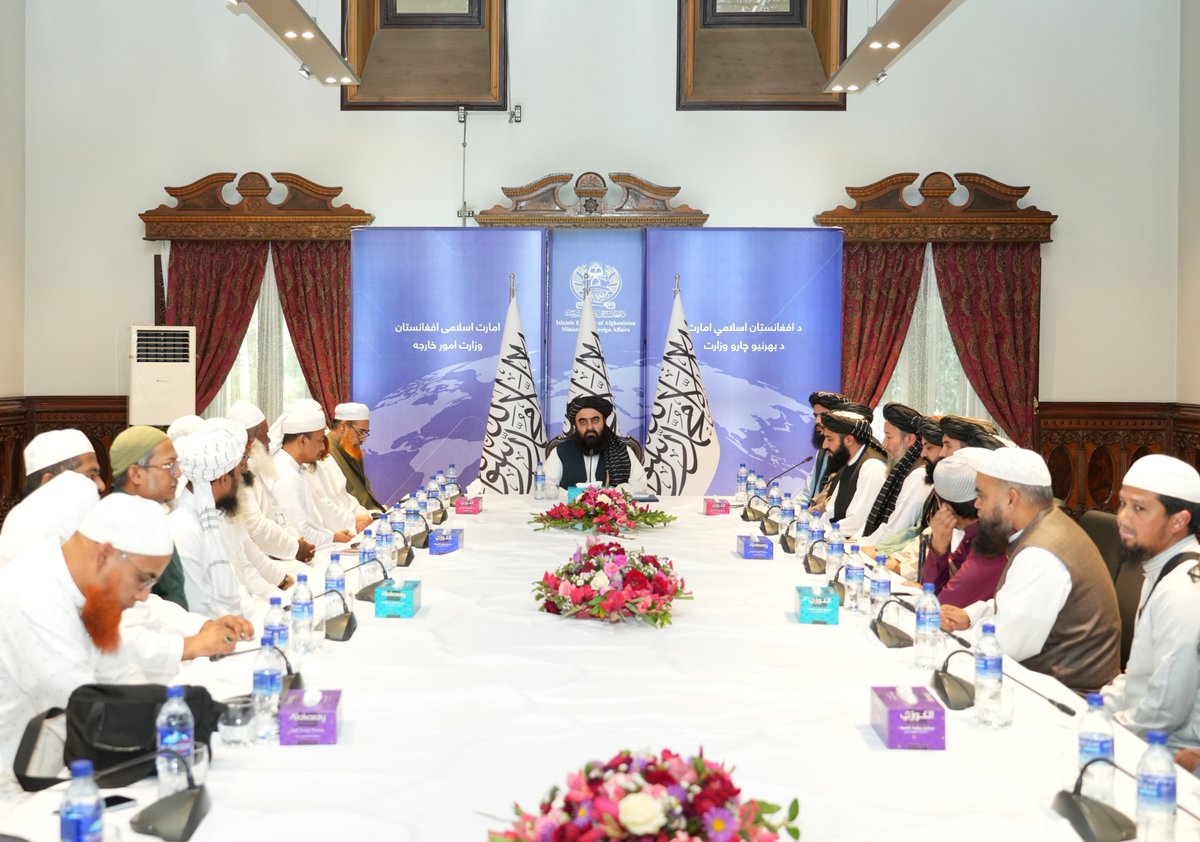 MoFA_Afg's tweet photo. د ا.ا.ا. بهرنیو چارو له وزیر محترم مولوي امير خان متقي سره د بنگله دیش هېواد د علماوو، سوداگرو او صنعت کارانو راغلي پلاوي وکتل.
د بهرنیو چارو محترم وزیر په هېواد كې د رامنځ ته شوو پانگه بيزو او سوداگريزو فرصتونو ډاډ څرگند کړ اوپه دې برخه کې یې د دواړو هېوادونو د سیاسي، اقتصادي... https://t.co/aT33k4zEnA