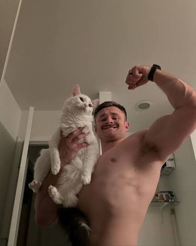embergoes41's tweet photo. my transition goal is to be one of those buff dudes that loves his animals https://t.co/zCfO6gydsF
