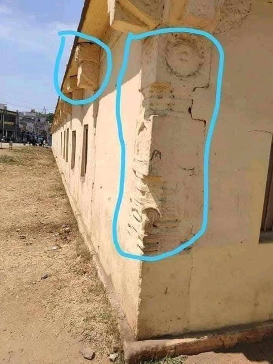 Warlock_mohit's tweet photo. This is the Jamia Masjid located in Srirangapatnam, where Hyder Ali and Tipu Sultan ruled.

Look at how temples were demolished and their walls and pillars were covered and converted into a mosque.

These shameless people have built nothing only destroyed! https://t.co/b4GHMirCYs