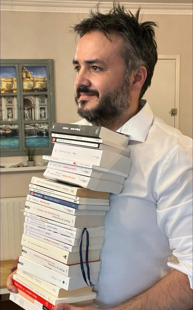 cosmoslitterair's tweet photo. MERCI !!!

Depuis peu, vous êtes plus de 250 000 à avoir choisi de pousser la porte du Cosmos Littéraire sur nos différents réseaux sociaux. Vous êtes 250 000 lecteurs curieux et passionnés qui avez fini par donner à cet espace une âme qui dépasse infiniment ce que nous aurions pu imaginer.

Lorsque nous avons commencé cette aventure, nous voulions simplement parler des livres que nous aimions et donner envie d’ouvrir un roman plutôt que de le laisser dormir sur une étagère. Nous ne savions pas qu’un jour, derrière chaque publication ou chaque vidéo, il y aurait une véritable communauté. Nous ne pensions pas que les livres pourraient créer entre nous des liens aussi forts. Nous avions sous-estimé le pouvoir des mots.

Car dans cette constellation qu’est le Cosmos Littéraire, chacun de vous est une étoile.

Merci à ceux qui sont là depuis les premiers jours. Merci à ceux qui viennent d’arriver. Merci à ceux qui commentent longuement, à ceux qui déposent simplement un cœur, à ceux qui partagent, à ceux qui ne disent jamais rien mais qui sont là derrière leur écran.

Merci pour vos désaccords (et il y en aura encore !), vos enthousiasmes, et vos recommandations. Merci de faire vivre les livres bien après que leurs auteurs ont posé leur plume.

Nous voulons continuer à croire que la littérature peut encore changer quelque chose en nous.
Et ça, c’est grâce à vous et à votre confiance. 
Et puisque les plus belles histoires sont celles qui ne s’arrêtent jamais vraiment, sachez que ce n’est que le début !