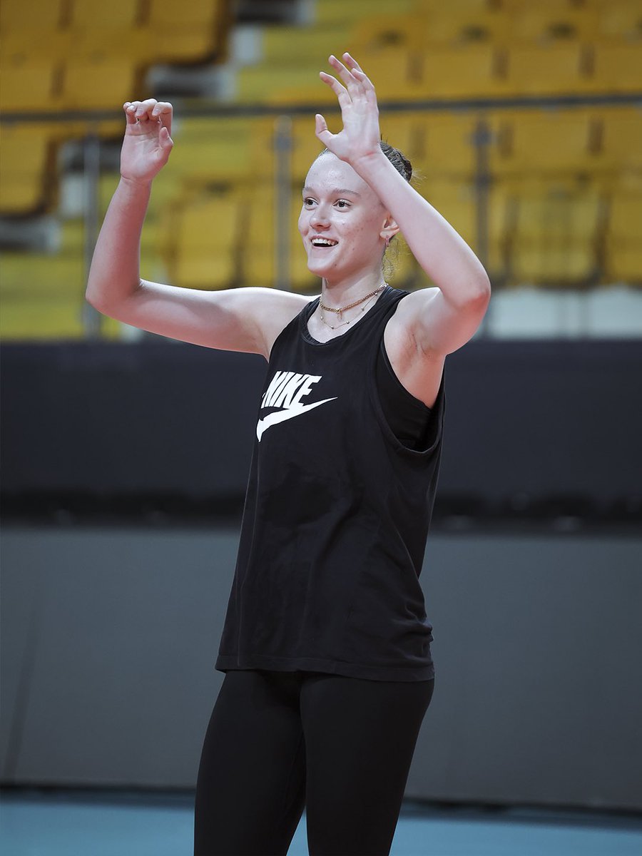 VakifBankSK's tweet photo. Takım tamamlanıyor 💛🖤
#ForMore https://t.co/k46tZbEBv5