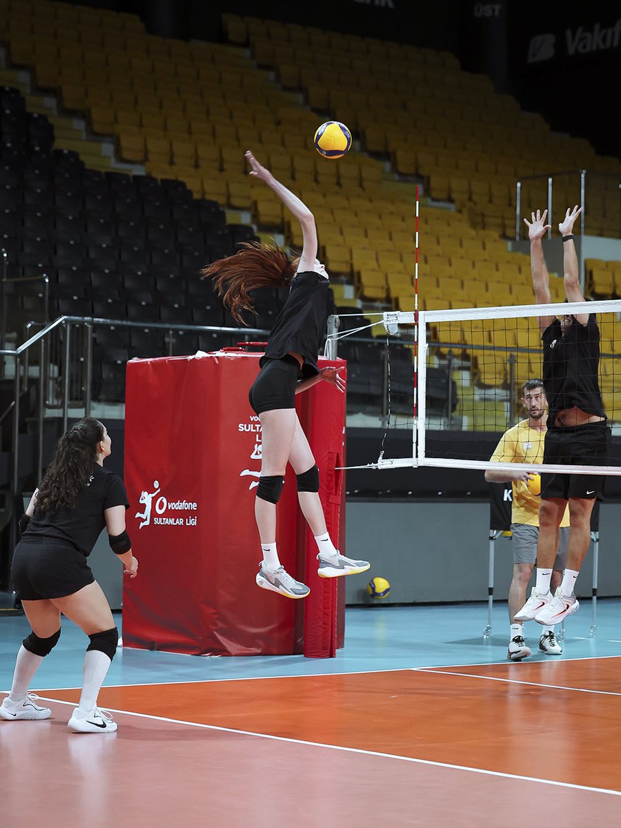 VakifBankSK's tweet photo. Takım tamamlanıyor 💛🖤
#ForMore https://t.co/k46tZbEBv5