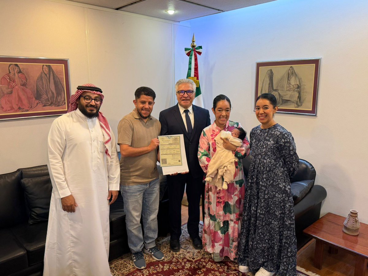 Embamex_ASA's tweet photo. ¡Bienvenida a Arabia Saudita! Felicidades a la familia Aldossary Adauto por la llegada de su pequeña. Nos alegra ver cómo la comunidad mexicana crece y se fortalece en el Reino. 🇲🇽 🇸🇦 https://t.co/54C9Ijzjak