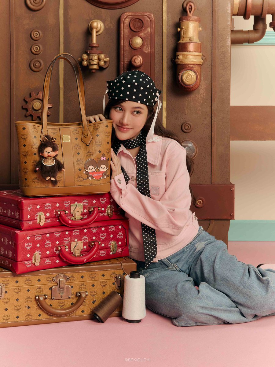 Blackcatupdate's tweet photo. เปิดตัวครั้งแรกของโลกที่ประเทศไทย! MCM @mcmthailand เผยโฉมคอลเลกชั่นพิเศษ “MCM x Monchhichi” กับการพบกันครั้งใหม่ของสองไอคอนต่างวัฒนธรรม พร้อม ฟรีน-สโรชา @srchafreen ที่มาร่วมถ่ายทอดสไตล์อันโดดเด่น โดยคอลเลกชั่นนี้ได้ผสานงานเครื่องหนังลักชัวรีจากเยอรมนีเข้ากับเสน่ห์ของ ม่อนชิชิ (Monchhichi) คาแรกเตอร์ขวัญใจจากญี่ปุ่น ถ่ายทอดผ่านกระเป๋าซิกเนเจอร์ 4 รุ่น ได้แก่ Liz Shopper, Aren East-West Shoulder Bag, Aren Vanity Case และ Toni Zip Shopper ที่นำเอกลักษณ์ของ MCM ทั้งลวดลาย Visetos Monogram, โทนสีคอนยัค (Cognac), อะไหล่โลหะสีทอง และแคนวาสคุณภาพสูง มาตีความใหม่ผ่านลวดลายของ Monchhichi ที่เติมความน่ารักและความสนุกให้กับดีไซน์อันหรูหราและร่วมสมัย  โดยเตรียมเปิดตัวอย่างเป็นทางการในวันที่ 10 กันยายน 2569 นี้

#MCMxMonchhichi #MCMThailand #Monchhichi #srchafreen‌
