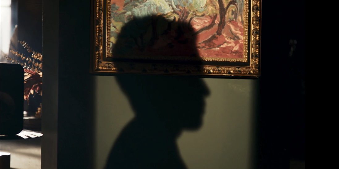 malipesocial's tweet photo. eu vejo a cena como: a luz é aquilo que está chegando, a dança é aquilo que ele quer, a música é o sentimento, o botão que ele desliga é a tentativa de repressão, a sombra é aquilo que ele não consegue apagar e o quadro é o contraste com um Felipe que está começando a mudar. https://t.co/ooIXZz2Q8h
