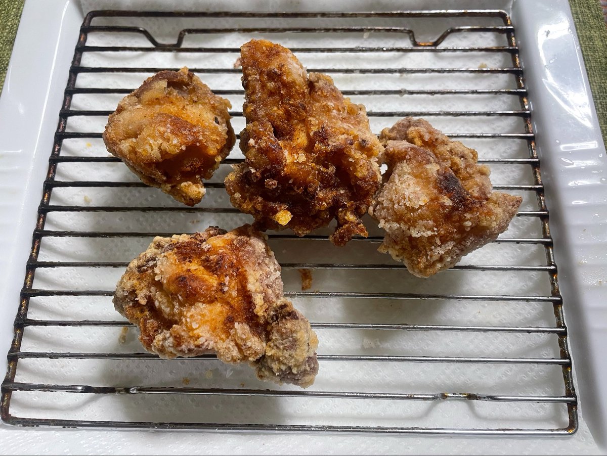 rohawatada's tweet photo. 諸事情でさっき帰宅して
こんな時間に唐揚げ食べちまっただよ
世間の皆さま
すまんこってすたい🙏 https://t.co/6hh5XVUnPO