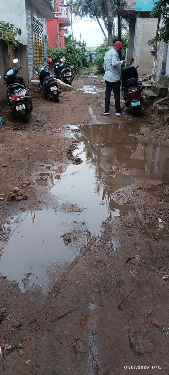 RoutLilun's tweet photo. ଦୀର୍ଘ ପାଞ୍ଚ ମାସ ପରେ ଗତ 2 ତାରିଖରେ କଂଟ୍ରାକଟରଙ୍କ ମନେ ପଡିଲା ଯେ ରୋଡ ଖୋଳା ହେଇଛି କାମ ହେଇନି ପୁଣି  ଥରେ machine ଆଣି ଖୋଳି ଚାଲିଲେ, ଲୋକେ ଖୁସି ଯା ହଉ ଏଥର ନିଶ୍ଚିନ୍ତ କାମ ହେଇଯିବ, ପରେ ଜଣା ପଡିଲା କଂଟ୍ରାକଟର ଙ୍କର କିଛି ମାଟି ଦରକାର ଥିଲା 😜@dm_puri @puriulb @sambitswaraj @SamalManmohan7 @MohanMOdisha https://t.co/e5rtkptiQo