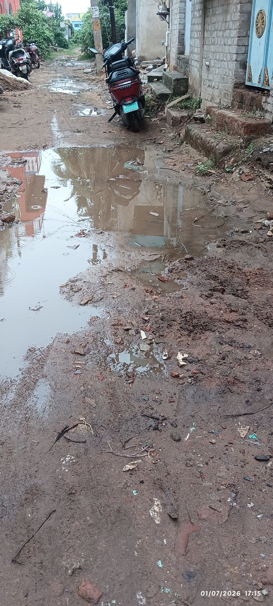 RoutLilun's tweet photo. ଦୀର୍ଘ ପାଞ୍ଚ ମାସ ପରେ ଗତ 2 ତାରିଖରେ କଂଟ୍ରାକଟରଙ୍କ ମନେ ପଡିଲା ଯେ ରୋଡ ଖୋଳା ହେଇଛି କାମ ହେଇନି ପୁଣି  ଥରେ machine ଆଣି ଖୋଳି ଚାଲିଲେ, ଲୋକେ ଖୁସି ଯା ହଉ ଏଥର ନିଶ୍ଚିନ୍ତ କାମ ହେଇଯିବ, ପରେ ଜଣା ପଡିଲା କଂଟ୍ରାକଟର ଙ୍କର କିଛି ମାଟି ଦରକାର ଥିଲା 😜@dm_puri @puriulb @sambitswaraj @SamalManmohan7 @MohanMOdisha https://t.co/e5rtkptiQo