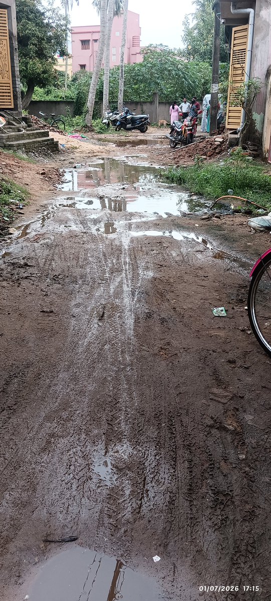 RoutLilun's tweet photo. ଦୀର୍ଘ ପାଞ୍ଚ ମାସ ପରେ ଗତ 2 ତାରିଖରେ କଂଟ୍ରାକଟରଙ୍କ ମନେ ପଡିଲା ଯେ ରୋଡ ଖୋଳା ହେଇଛି କାମ ହେଇନି ପୁଣି  ଥରେ machine ଆଣି ଖୋଳି ଚାଲିଲେ, ଲୋକେ ଖୁସି ଯା ହଉ ଏଥର ନିଶ୍ଚିନ୍ତ କାମ ହେଇଯିବ, ପରେ ଜଣା ପଡିଲା କଂଟ୍ରାକଟର ଙ୍କର କିଛି ମାଟି ଦରକାର ଥିଲା 😜@dm_puri @puriulb @sambitswaraj @SamalManmohan7 @MohanMOdisha https://t.co/e5rtkptiQo
