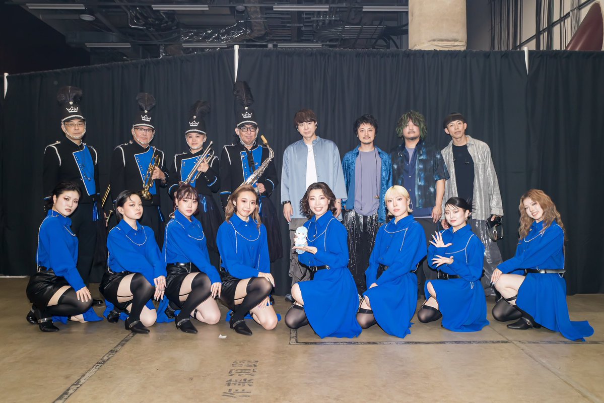 kei4361's tweet photo. 星街すいせい
アリーナツアー
「Once Upon a Stellar」
Kアリーナ横浜
2日間でした。
最強の楽曲を最強の歌と演出とメンバーで演奏できたのはミュージシャン冥利に尽きます。
２日間ありがとうございました！
終演後バンドメンバーで撮った写真なんかよくわからない髪型になるくらいにはめちゃ頭振りましたしベースも全力で弾き倒しました☄️
#きらめくほしまち
