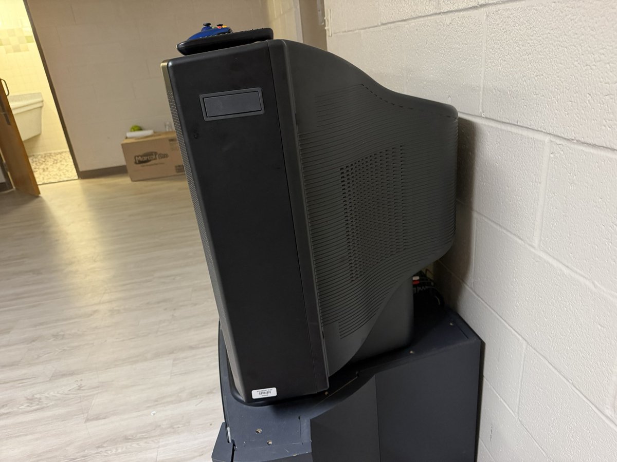 DBrne07's tweet photo. I may or may not have gotten another crt. this is my 5th one and the biggest and also possibly the rarest. its a 32" Monivision professional presentation monitor. it has the cleanest picture I have ever seen on a crt tv, especially of one that size. its gotta be my most favorite. https://t.co/7YGqC5uYLR