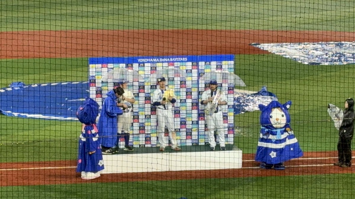 40dimtnsmmshow's tweet photo. 初めての雨天ゴールド勝ちのヒーローインタビュー✨
井上朋也選手の初ホームランキレイだった！！
雨だったけど楽しく観戦できました、選手の皆様、ベイスターズの皆様ありがとうございました&amp;おめでとうございます！！！ https://t.co/b9aiBJZuQ5