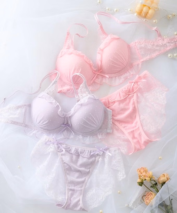 Reverie_______'s tweet photo. 【nissen(ニッセン) ドットフリルブラジャーショーツセット #ad】

ドットとフリルが織りなす、私だけの特別な時間、少女のようなピュアさと大人っぽさが同居する魅惑のブラセット👙
フリルレースとリボンの魔法でボディラインを美しく魅せてくれます🎀
https://t.co/S01aK2N37j https://t.co/7A0K5qNpKj