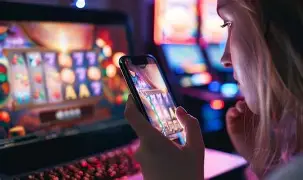 economisiones's tweet photo. #EnFoco La cultura del éxito rápido detrás de las nuevas adicciones juveniles | El psicólogo e investigador Raúl Gómez planteó que la prevención requiere involucrar a familias y docentes en el universo digital de los jóvenes https://t.co/1gXUSP0VFU https://t.co/8plQJpKStb