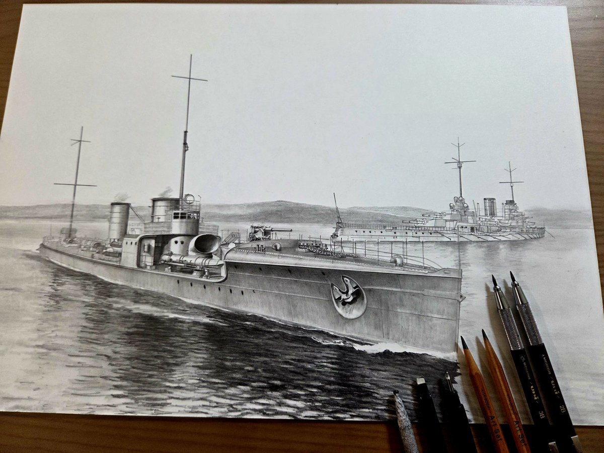 ArtStudiofu1's tweet photo. 【制作中】#鉛筆画「水雷艇 V-25（仮）」
今回も例によって、雑誌『丸』連載の「ドイツ艦艇物語」（宮永忠将 著）用の描きおろし。
今回、初めて存在を知ったフネ。資料も少なく大変です。
久しぶりに穏やかな海面の描写に挑戦しています。

[In Progress] #Pencil Drawing “Torpedo Boat V-25 (Tentative Title)”

As usual, As usual, this is an original illustration for the  “Tales of German Warships” series (by Tadamasa Miyanaga) serialized in the magazine *Maru*.
[In Progress] #Pencil Drawing “Torpedo Boat V-25 (Tentative Title)”
As usual, this is an original illustration for the “Stories of German Warships” series (by Tadashi Miyanaga) serialized in the magazine *Maru*.
This is the first time I’ve ever heard of this ship. There’s very little reference material, so it’s proving to be quite a challenge.
It’s been a while since I’ve tried my hand at depicting a calm sea surface.

#鉛筆艦船画 #菅野泰紀 #水雷艇 #水雷艇V25 #V25 #鉛筆で軍艦ばっかり描く者です #ミリタリーアート #軍艦 #戦艦 #warship #warships #battlecruiser #battlecruisers #pencildrawing #pencildrawings #pencilart #pencilarts #pencilartwork #pencilartworks #nauticalart #Torpedoboat #TorpedoboatV25