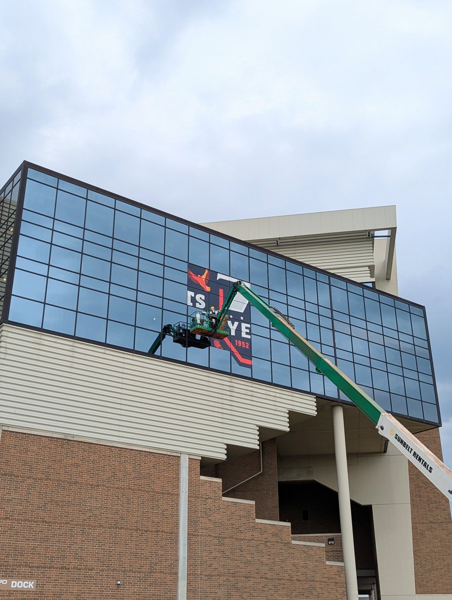acwmc's tweet photo. Whatcha doin up there? 👀 https://t.co/YZWpY8us9e