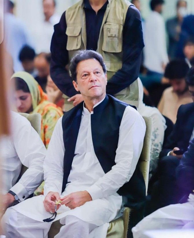 Muddasirghaus0's tweet photo. عمران خان کو خاموش کرنے کے لیے قید کیا جا سکتا ہے، مگر ایک عوامی آواز کو قید نہیں کیا جا سکتا۔ آج اصل مطالبہ کسی فرد کے لیے رعایت نہیں، بلکہ قانون کی بالادستی، شفاف انصاف اور قیدی کے بنیادی حقوق کا ہے۔ عمران خان کی صحت کے معاملے میں ہر لمحہ اہم ہے، اس لیے واضح اور قابلِ اعتماد معلومات عوام تک پہنچانا ضروری ہے۔
#ستمبر27_ہرشہر_سے_انقلاب
