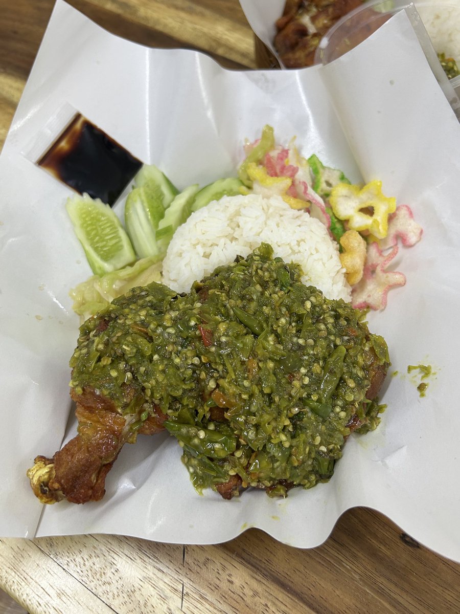 looookmai's tweet photo. เลิฟจริง เผ็ดเหงื่อแตกปากเบิร์นแต่พี่ก็ยังจะกิน อาหารที่เหมือนอยู่ใน toxic relationship เผ็ดนำ เค็มตาม แต่อร่อยหลาย ลองครบทั้ง 2 ร้าน ยอมขี่รถไปกินถึงที่ ยอมเสียค่าส่งมากินถึงบ้าน ทำเองไม่ไหวเพราะจามน้ำหูน้ำตาไหล ย้ำว่าไม่เหมือนน้ำพริกหนุ่ม แนะนำให้ลอง แค่ดูรูปก็อยากกินอีกละ https://t.co/tqOclQRG58