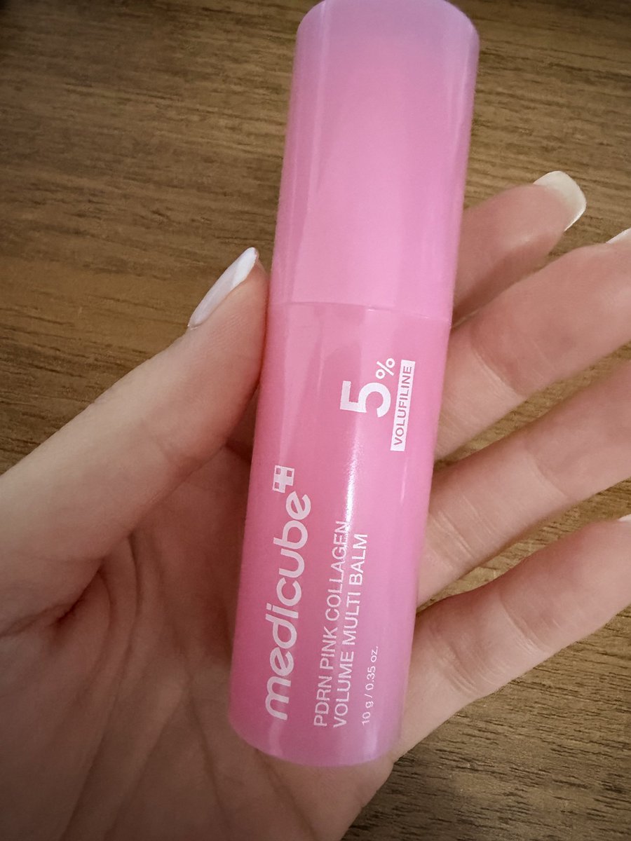 JuuTDV's tweet photo. Entrei no hype e comprei o famoso bastão da Medicube, o PDRN Pink Collagen Volume Multi Balm, que tem Volufiline na fórmula. A proposta dele é ser um produto multiuso, podendo ser aplicado no rosto, nos lábios, no pescoço e em regiões que apresentam aparência de perda de volume ou linhas.

Fui pesquisar sobre o Volufiline porque, obviamente, queria entender o que exatamente eu estava passando na cara. Segundo a própria Medicube, o ativo ajuda a melhorar a aparência de áreas que parecem mais fundas, como olheiras, bochechas e linhas do sorriso, deixando a pele com um aspecto visualmente mais preenchido e volumoso.

A fórmula também leva PDRN, colágeno, NAD, peptídeos, retinol, cafeína e vitamina E. A Medicube promete hidratação, melhora da aparência de linhas, olheiras e inchaço, além de uma pele mais firme e viçosa. Nos testes clínicos divulgados pela marca, houve melhora visível, inclusive, na aparência da região abaixo dos olhos.

Agora, uma coisa que me chamou atenção foi que esse bastão virou febre depois dos relatos sobre a versão em creme com Volufiline. Tem gente dizendo que o produto era tão potente que, de tanto aplicar com os dedos, eles começaram a ficar mais volumosos. Sim, aparentemente foi daí que surgiu até a ideia de lançar uma versão em bastão. 

Dito isso, vocês sabem que a Medicube não é exatamente a minha marca favorita de skincare. Tenho algumas ressalvas com certos produtos e promessas da marca, então ainda não vou sair por aí dizendo que isso funciona maravilhosamente bem.

Mas os reviews pela internet são bem animadores e eu, sinceramente, só acredito vendo. Comprei, vou usar direitinho e depois volto para contar se meu rosto ganhou volume mesmo ou se eu apenas entrei em mais um hype da internet e gastei dinheiro atoa.