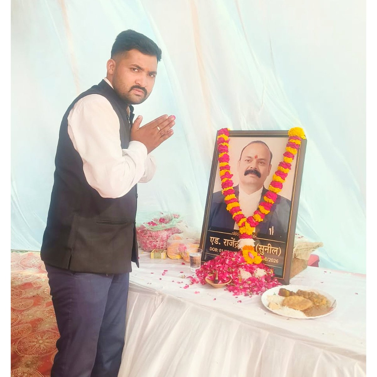 PrabhakerManu's tweet photo. लखनऊ कचहरी के सम्मानित अधिवक्ता बड़े भाई राजेंद्र सिंह (सुनील सिंह) जी के आकस्मिक निधन के उपरांत उनके बुद्धेश्वर स्थित आवास पर आयोजित तेरहवी संस्कार में पहुंच कर अपनी भावभीनी श्रद्धांजलि अर्पित की |
आपका आकस्मिक जाना हम सबके लिए अपूरणीय क्षति हैप्रभु आपको अपने चरणों में स्थान दे https://t.co/uxV0NOotSS