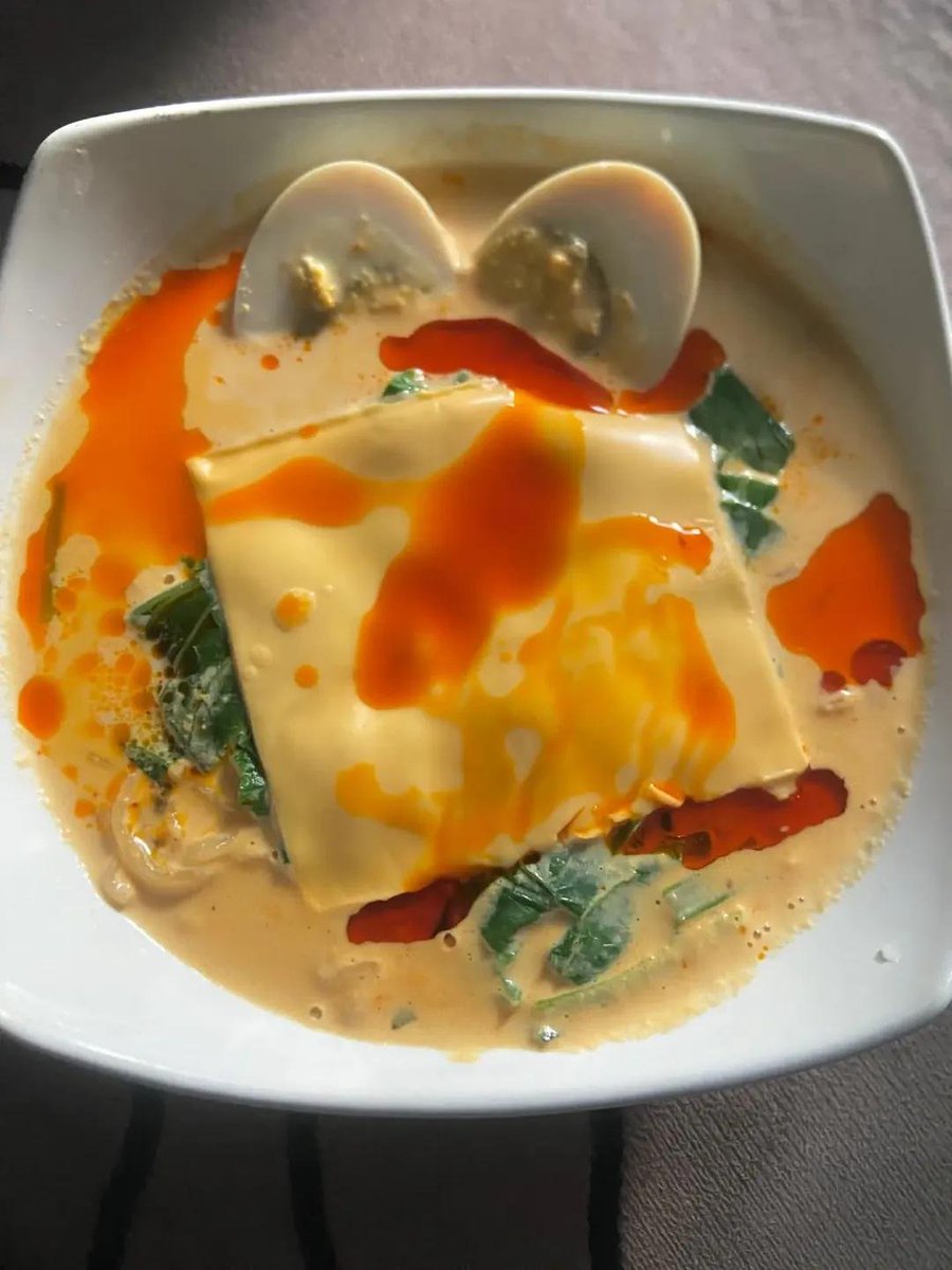 ArsyCrown's tweet photo. Resep Indomie Tori Kara Creamy Cheese. Sensasi Ramen Mewah Modal di Bawah 20 Ribu. 

Berhenti scroll dulu. Aku baru saja menemukan resep Indomie paling creamy dan paling nikmat tahun ini. Cukup pakai tiga bahan super simpel: Indomie Tori Kara, susu full cream, dan keju quick melt. Percaya deh, rasanya benar-benar mirip seperti ramen mahal di restoran, padahal modalnya tidak sampai 20 ribu rupiah. 

Indomie Tori Kara Creamy Cheese (Mi instan kuah creamy ala ramen Jepang).

Komponen & Bahan-Bahan Utama:
- ​Bahan Utama.
1 bungkus Indomie Premium Collection rasa Tori Kara (lengkap dengan bumbu pasta cabai dan minyak khasnya).
- ​Bahan Creamy.
Susu full cream cair secukupnya pengganti sebagian air rebusan untuk memberikan tekstur kuah yang creamy gurih.
- ​Bahan Topping.
Keju quick melt atau keju leleh, potongan sayuran hijau (sawi/pakcoy), serta tambahan telur rebus utuh atau belah.

Kuah Tori Kara yang pedas gurih pas dicampur susu full cream dan lelehan keju quick melt bener-bener next level banget rasanya. Gak ngotak enaknya untuk ukuran mi instan rumahan. 

Captured using Smartphone Camera
​#IndomieHack #KulinerViral #ResepSimple #FoodVlogger #XIndonesia  ​#InstantNoodles #JktFoodDestinations #FoodieGram #ViralRecipes #RedmiNote12 #DailyVlog #Ramen