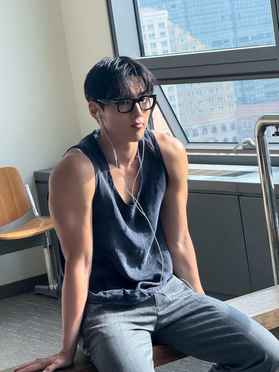 Hyurnwooson's tweet photo. Do you love me, or do you not? https://t.co/yXYsgkE5G0